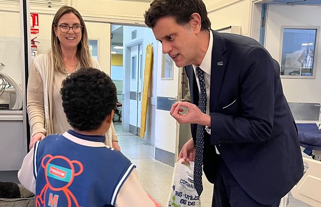 CEO de Conaprole, Gabriel Valdés, con los niños.