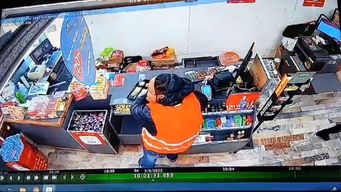 delincuente enmascarado rapino un supermercado y quedo registrado en la camara de seguridad