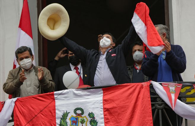Castillo salud a a sus adherentes en Lima