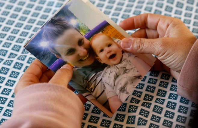 Shiri Bibas y su hijo más pequeño, en una foto sostenida por la hermana de la mujer. Foto: AFP