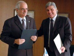 En 2008 Bustillo (derecha) era embajador en Argentina. En la foto con el canciller Jorge Taiana