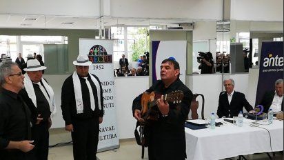 José Gato Morgade a la guitarra, Tabaré Vázquez y Juan Salgado al fondo.&nbsp;