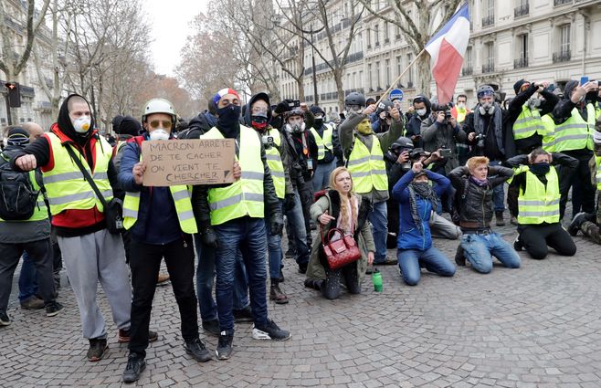 Chalecos amarillos francia calle rodillas AFP.jpg