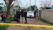 Doble homicidio en barrio Independencia, cerca de la UAM, Montevideo. Foto: Miguel Chagas, Subrayado.