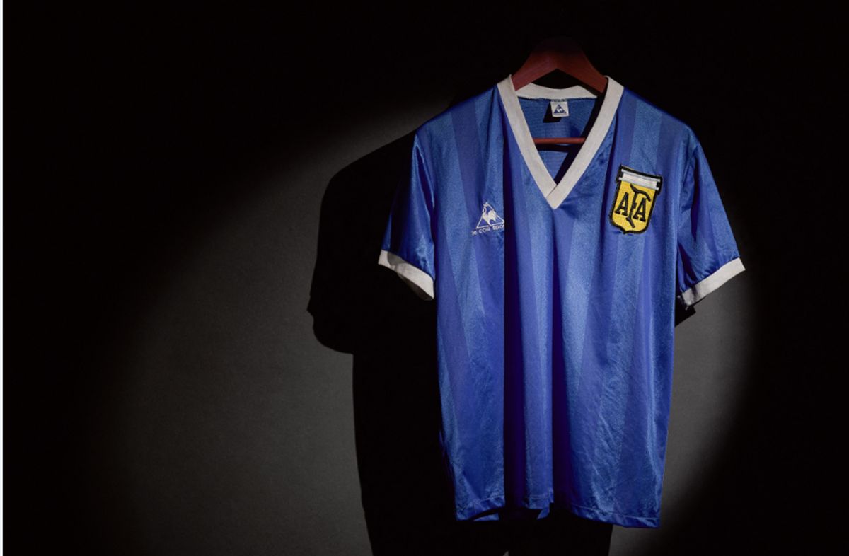 Subastan la camiseta de Maradona con la que le hizo dos goles a Inglaterra  en 1986