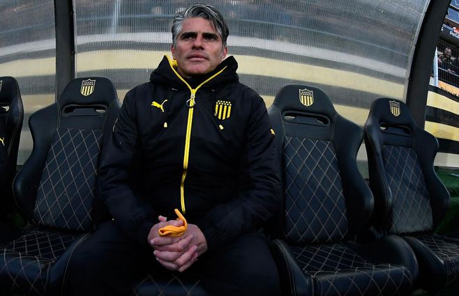 El equipo de Diego López no convence con su fútbol, pero está primero en el Clausura