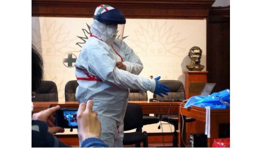 Presentan los trajes especiales para atender pacientes con ébola