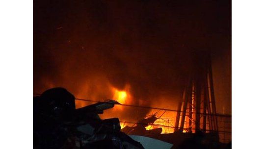 Gran incendio en una fábrica de espuma plast en Maroñas
