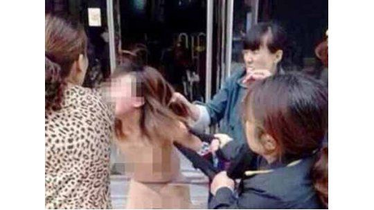 Mujeres golpearon a la supuesta amante del marido de una de ellas