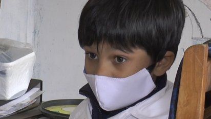 mateo es el unico alumno de su escuela y recorrio 44 kilometros para volver a clases