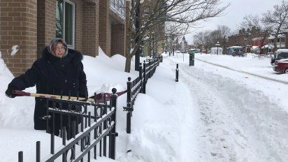 el este de canada paralizado por la nieve: en un dia cayo la misma cantidad que en un mes