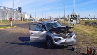 un hombre murio y dos personas, incluida una nina de 7 anos, lesionadas tras choque entre un auto y un camion