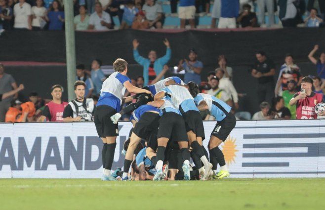 Uruguay festeja el gol agónico de Ugarte. Foto: FocoUy 