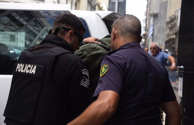 Alejandro Astesiano entra a Fiscalía trasladado por la Policía. Foto: FocoUy-