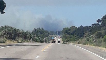 bomberos trabajan para combatir incendio en los montes de rocha a la altura de la esmeralda