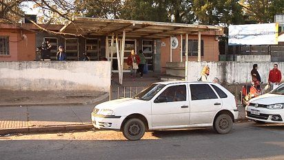 ejecutaron a un joven y la policia interroga al hombre que lo socorrio