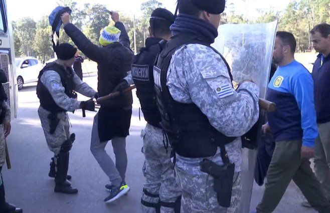 Foto: Subrayado. Cacheos de la Policía en el Parque Roosevelt.