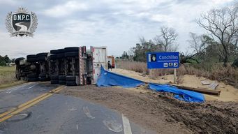 camion cargado con soja despisto y volco sobre la ruta 21; el conductor resulto politraumatizado