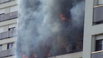 bomberos alertan del peligro de bajar por las escaleras en caso de incendios en edificios