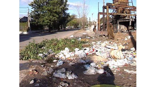 Filman a vecinos volcando basura en lugar indebido
