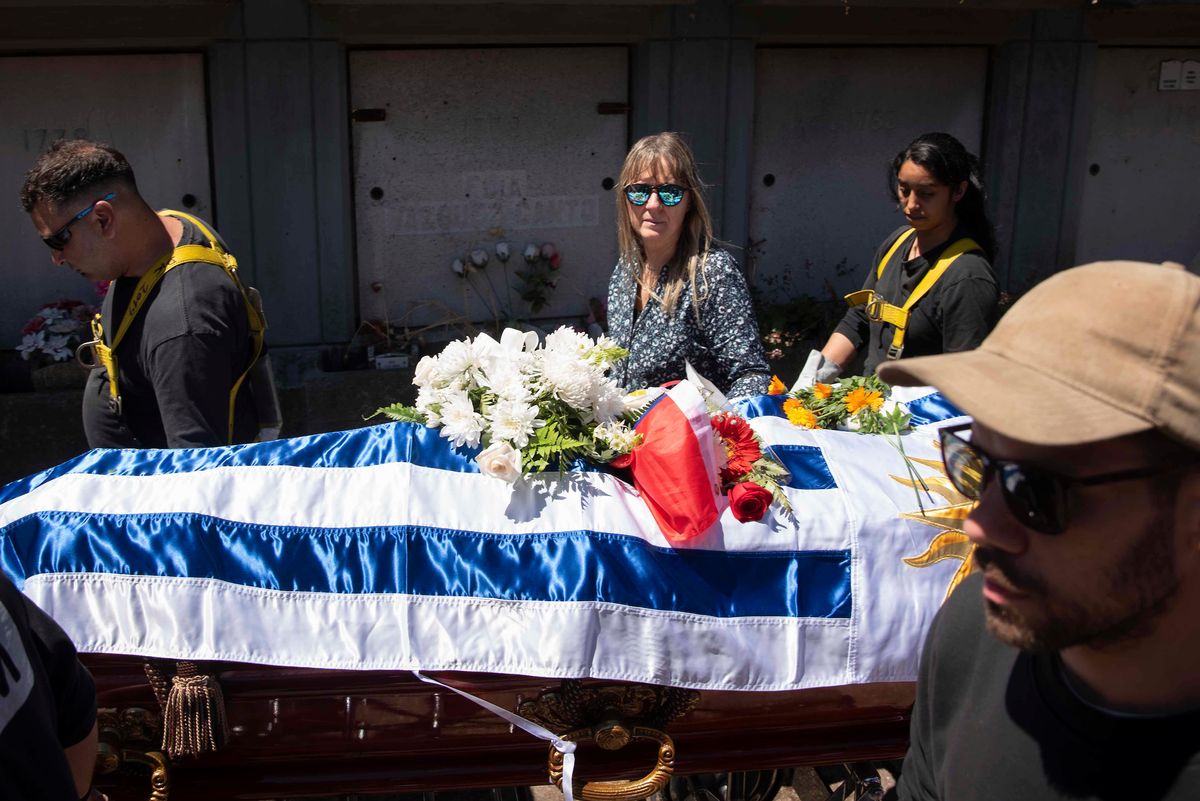 Montevideo, Uruguay, 11/11/2023Política. Ultimo adiós a Danilo Astori, entierro en el Cementerio de La Teja, Foto: Sofia Torres / FocoUy