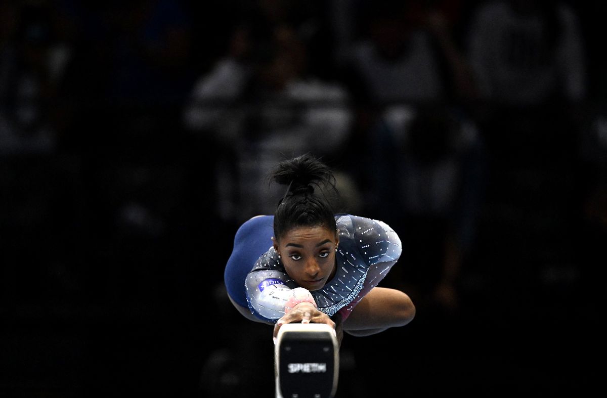 Simone Biles de Estados Unidos compite en la Viga de Equilibrio en la Final por Equipos Femeninos durante el 52º Campeonato Mundial de Gimnasia Artística de la FIG, en Amberes, en el norte de Bélgica, el 4 de octubre de 2023.