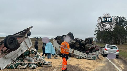 Ruta 5 parcialmente obstruida: un camión cargado de pellets volcó en Tacuarembó Ruta 5 parcialmente obstruida: un camión cargado de pellets volcó en Tacuarembó