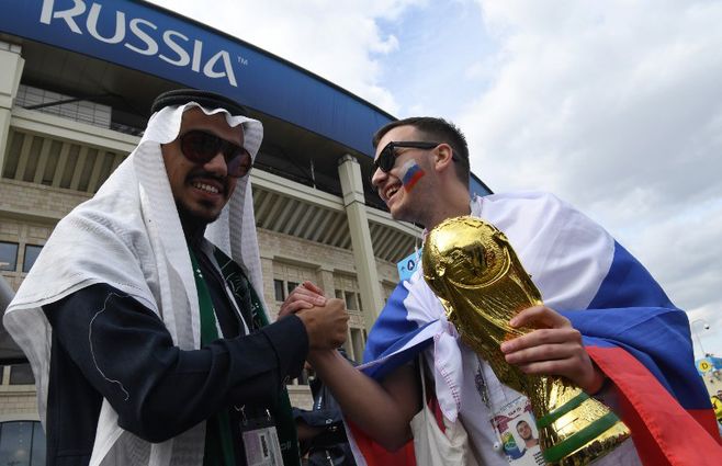 En las afueras del estadio Luzhiniki se saludan un hincha árabe y uno ruso.