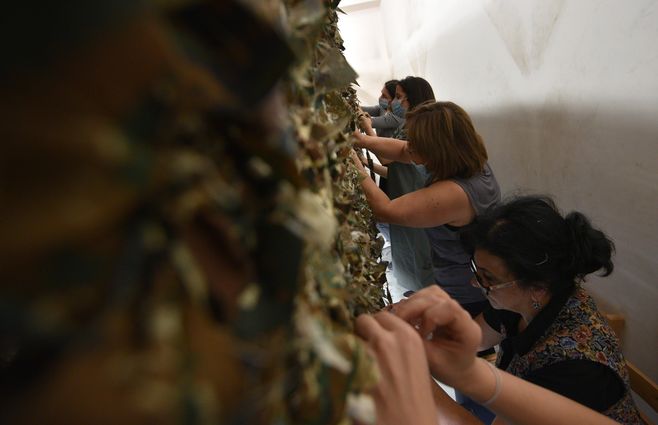 Mujeres armenias participan de los enfrentamientos.&nbsp;En una trinchera en el frente, a trav&eacute;s de la aspillera se ve en el horizonte un campo de hierba quemada por el sol, alambradas y una hilera de &aacute;rboles. El territorio enemigo, Azerbaiy&aacute;n, est&aacute; ah&iacute;, a menos de cien metros.