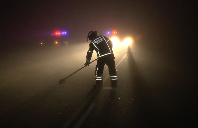 Foto: bombero trabaja en el lugar tras el siniestro de tránsito.