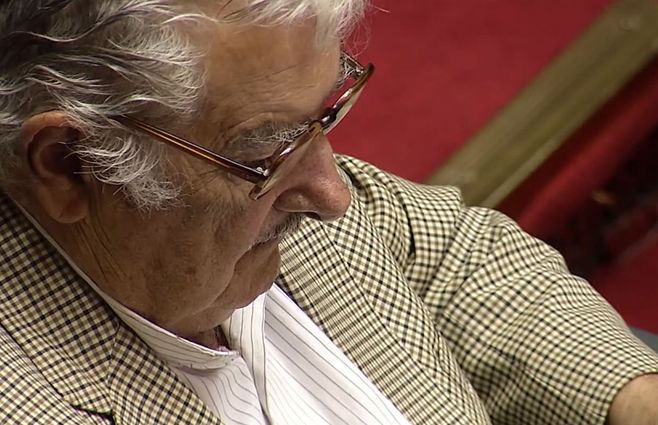 Mujica-lee-senado.jpg