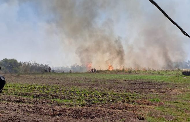 Incendio en la zona del Mirador La Tahona. Foto: Valeria de los Santos, periodista de Subrayado.