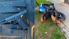 Arma y moto incautadas en detención del adolescente de 17 años. Fotos: Jefatura de Montevideo.&nbsp;