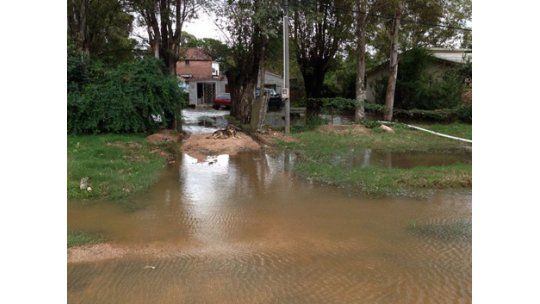 Otra vez inundaciones en Ciudad de la Costa molestan a vecinos