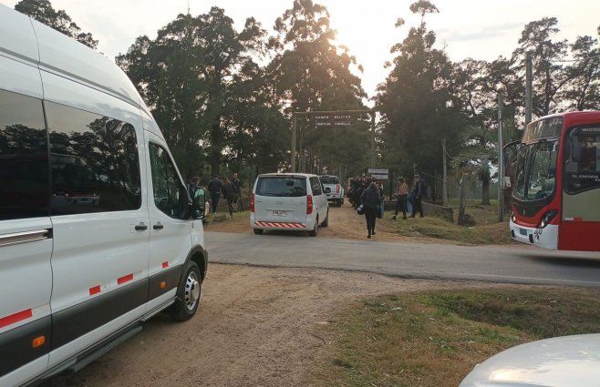 Foto: Beatriz Martínez, Subrayado. El momento del ingreso de familiares, y de autoridades al batallón 14, este jueves.