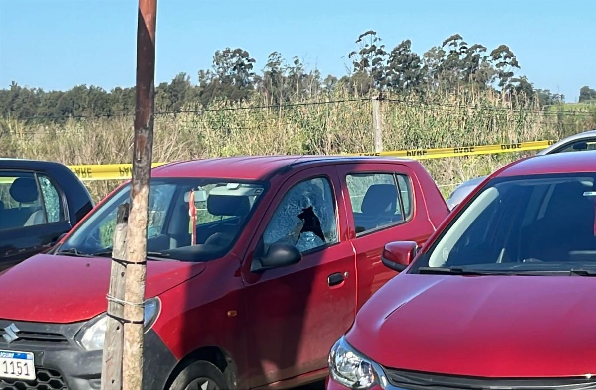 Foto: Guillermo Lorenzo, Subrayado. Auto con un impacto en el vidrio en el estacionamiento. Foto: Guillermo Lorenzo, Subrayado. Auto con un impacto en el vidrio en el estacionamiento.