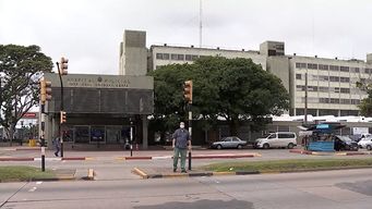le dispararon en ambas piernas a un policia en piedras blancas; el delincuente fue detenido