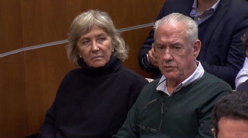 Pablo Carrasco y su esposa, en la audiencia judicial de este jueves 17 de julio. Foto: Subrayado.