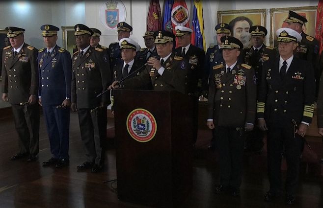 Militares-con-Maduro.jpg