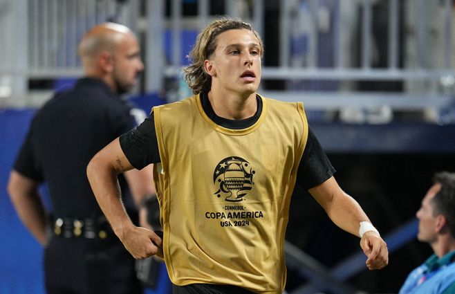 Agustín Canobbio se va enojado de un partido en la Copa América. Foto: AFP.