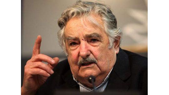 Mujica presenció acto de homenaje a Chávez a un mes de su muerte