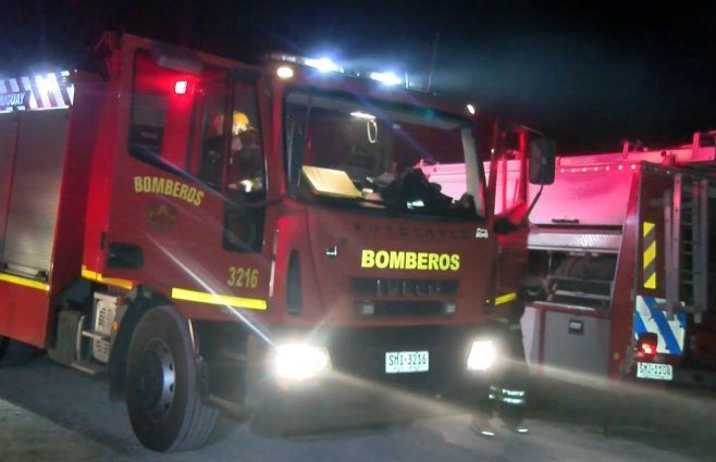 Bomberos rescataron de entre las llamas a un hombre en el incendio de su casa en Las Piedras.