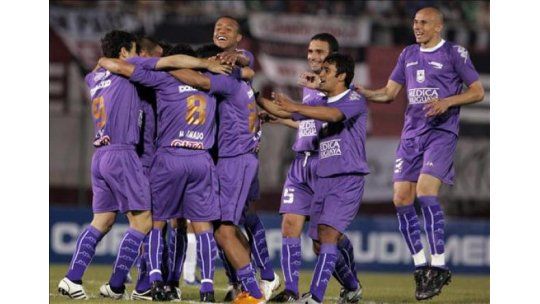 Defensor ganó 5 a 1 a Racing y sigue invicto en el Clausura
