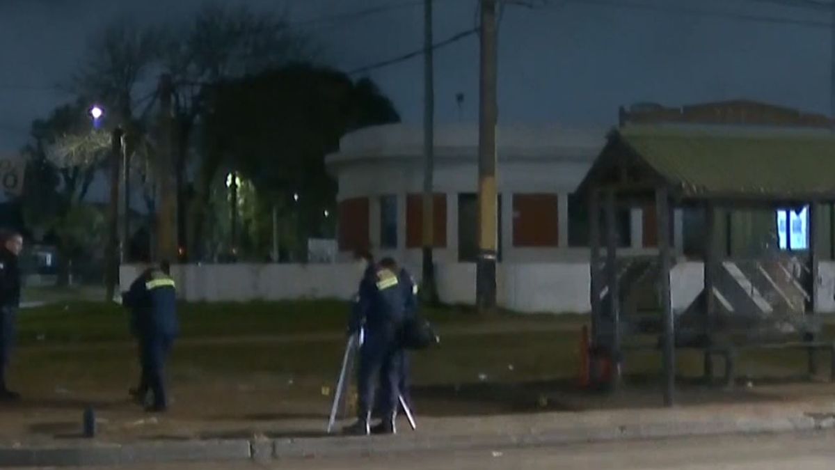 Intento de rapiña: joven que esperaba ómnibus en una parada fue baleado; la Policía busca al delincuente