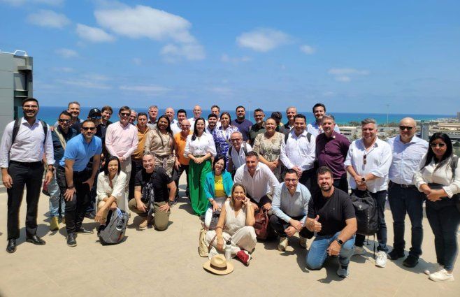 Nicolás Olivera y Carlos Albisu en Israel, junto a autoridades de ciudades de Sudamérica. Foto: Albisu, enviada a Hugo Lemos, corresponsal de Subrayado en Salto.