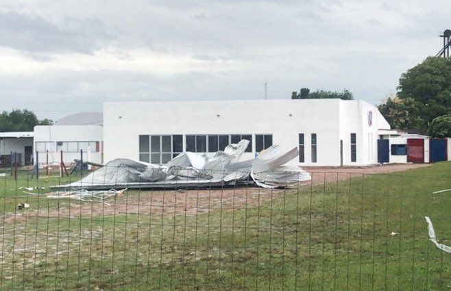 Foto cedida a Subrayado. Voladura de techo en el club de fútbol San Lorenzo, en Young.