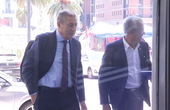 El ministro de Economía, Gabriel Oddone, y el ministro de Trabajo, Juan Castillo, llegando a la Torre Ejecutiva este mediodía. 