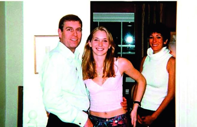El príncipe Andrés conoció a la adolescente Virginia Roberts Giuffre a través de Epstein y Maxwell en 2001. Ahora la mujer declara contra Maxwell y pide la cabeza del británico miembro de la realeza.