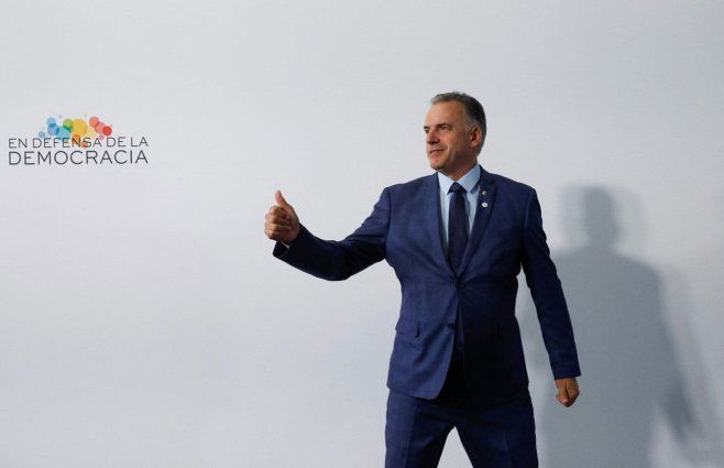 Orsi saluda al ingresar a la cumbre de presidentes en defensa de la democracia. Foto: AFP