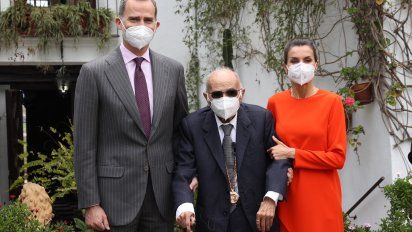 Brines flanqueado por el rey Felipe VI y la reina Letizia en la entrega del premio. Horas después Brines sería operado de urgencia en el Hospital de Gandía